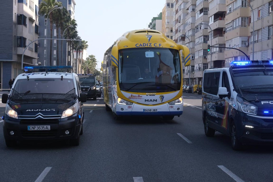 FOTOS: El Cádiz, arropado por su afición al llegar a Carranza