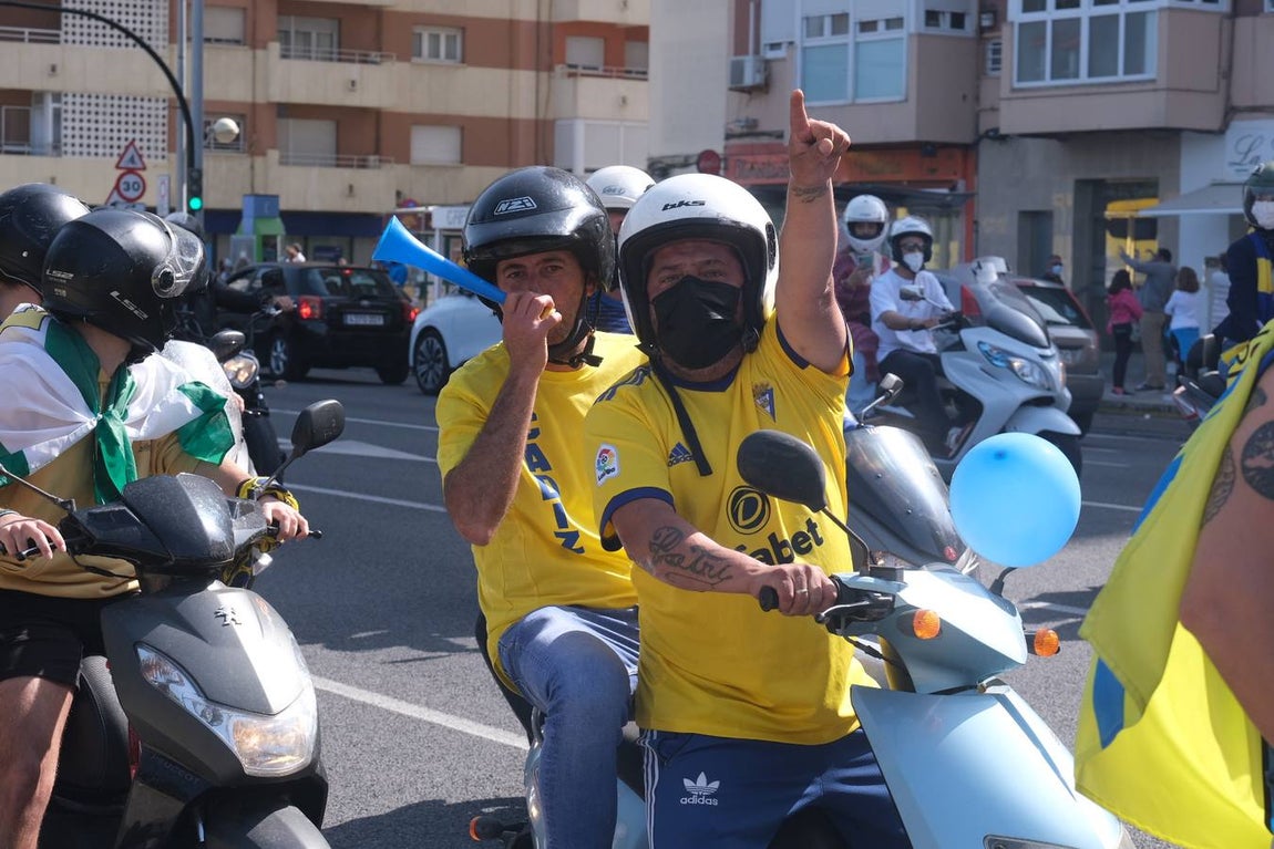 FOTOS: El Cádiz, arropado por su afición al llegar a Carranza