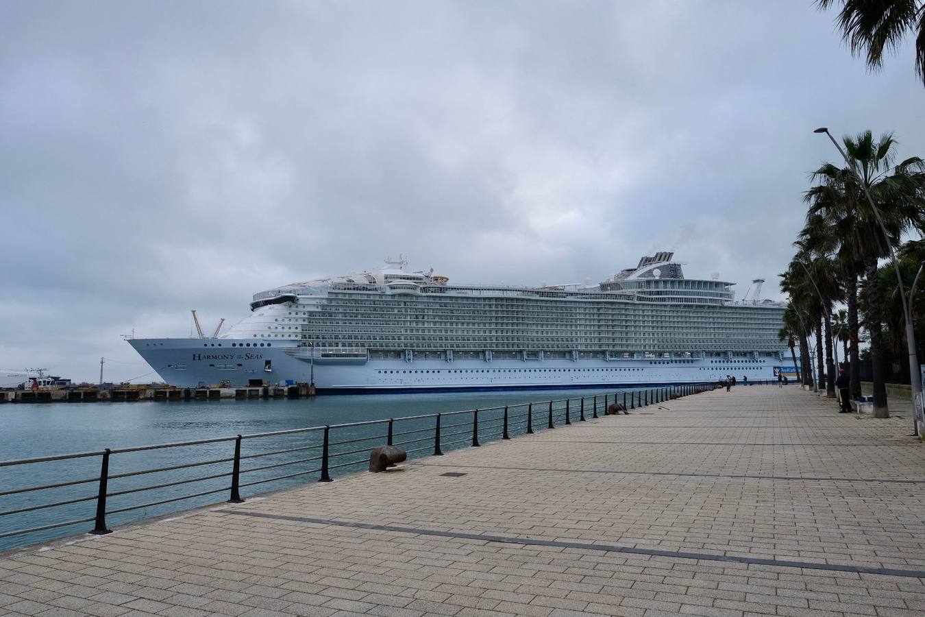 El crucero Harmony of the Seas atraca en el astillero de Cádiz para su reparación