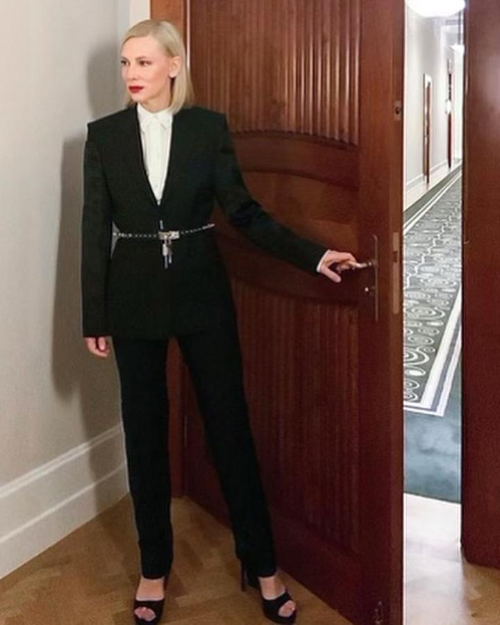 Cate Blanchett durante los SAG Awards 2021. Con traje de chaqueta negro de Givenchy.