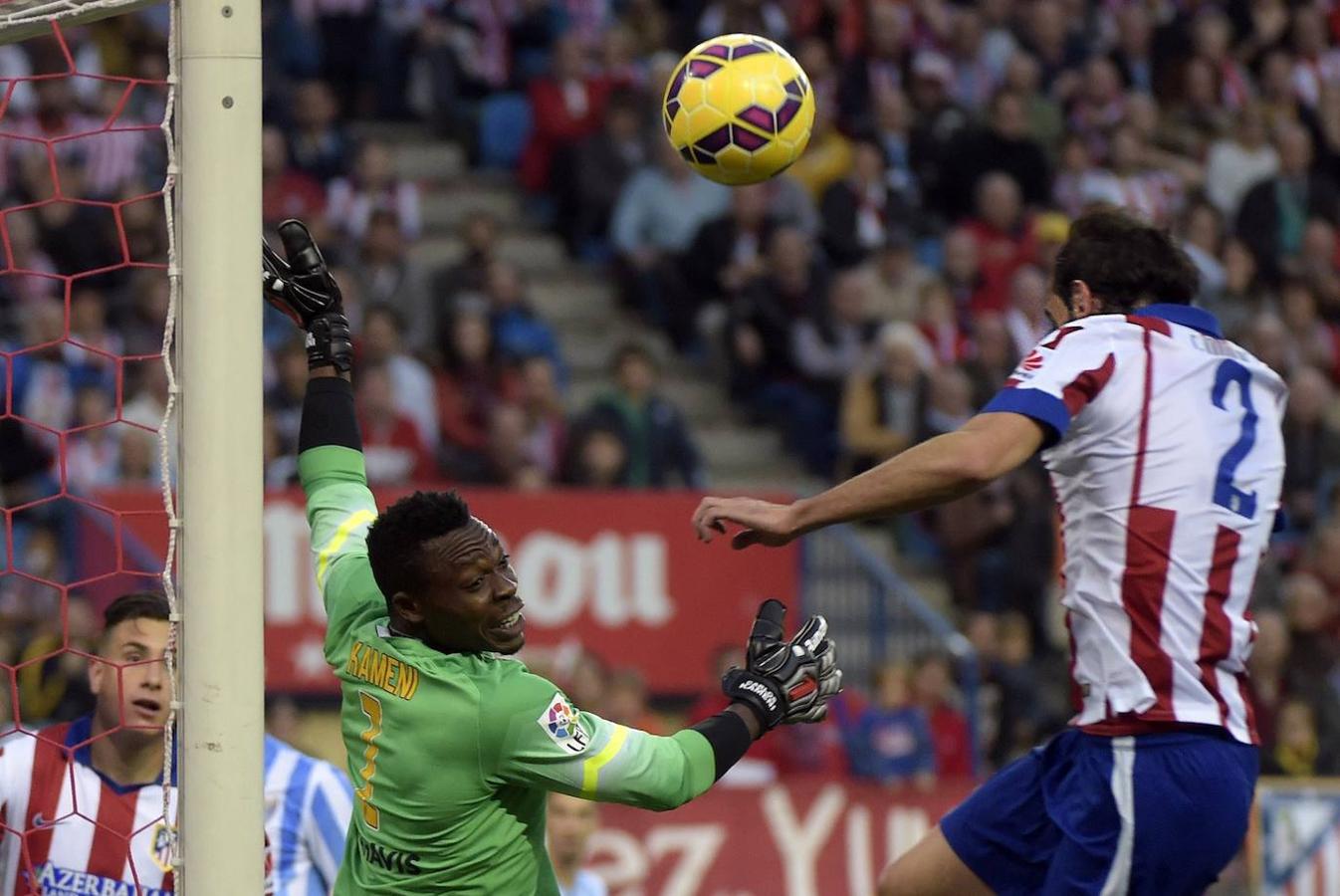 Carlos Kameni. 16 abril de 2005: El fondo sur del antiguo estadio Vicente Calderón, donde se ubicaba el Frente Atlético, lanzó un plátano al entonces portero del Espanyol