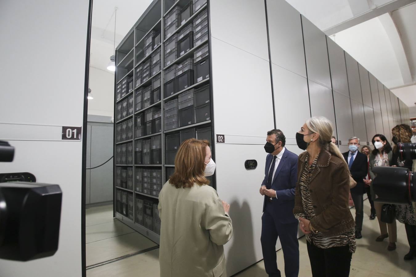 Visita de Patricia del Pozo al Centro Logístico del Patrimonio Cultural de Andalucía