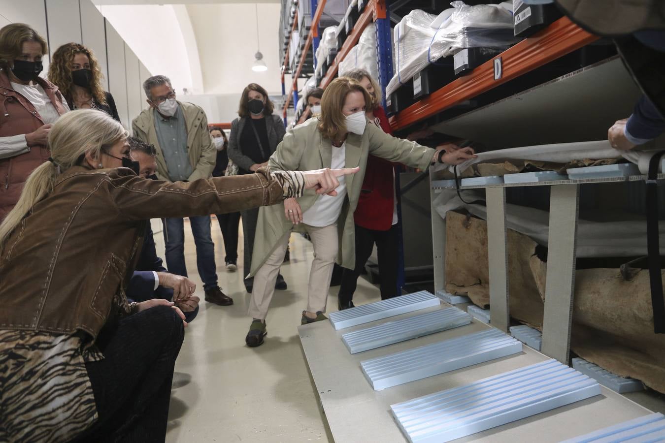 Visita de Patricia del Pozo al Centro Logístico del Patrimonio Cultural de Andalucía