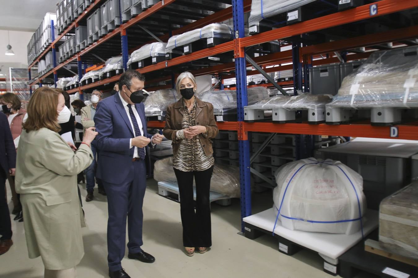 Visita de Patricia del Pozo al Centro Logístico del Patrimonio Cultural de Andalucía