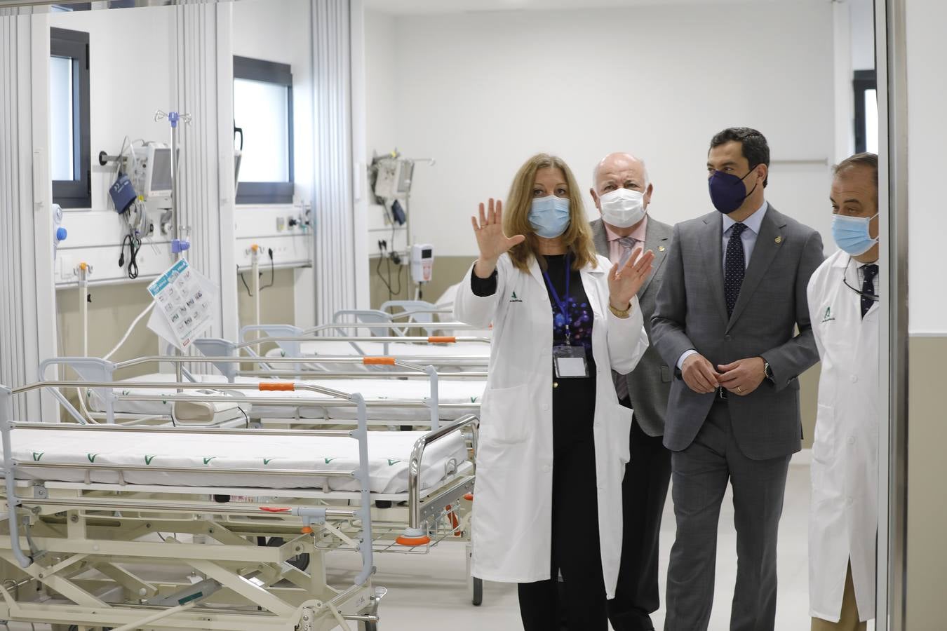 Visita de Juanma Moreno a las  nuevas dependencias del Hospital Universitario Virgen Macarena de Sevilla