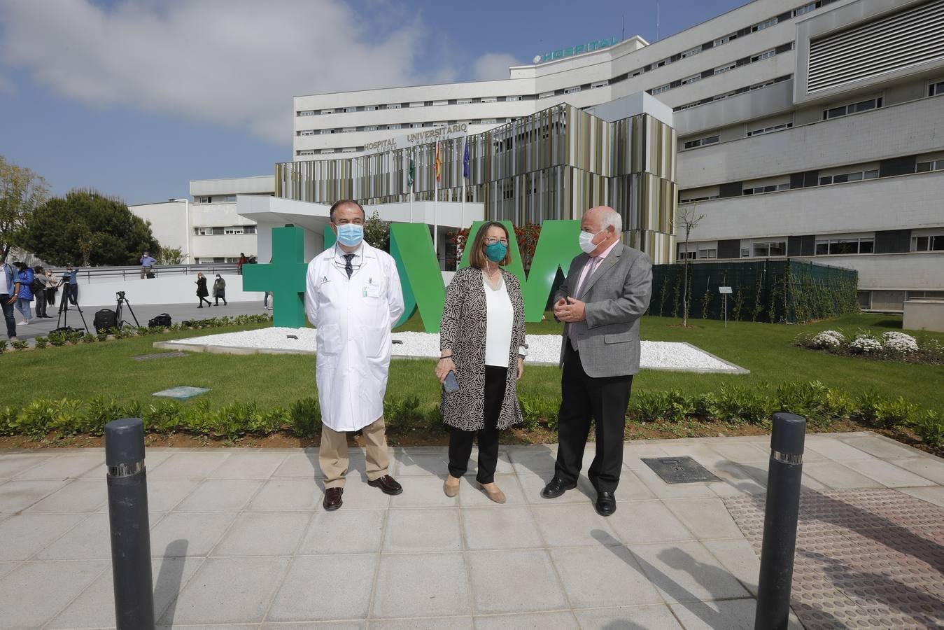 Visita de Juanma Moreno a las  nuevas dependencias del Hospital Universitario Virgen Macarena de Sevilla