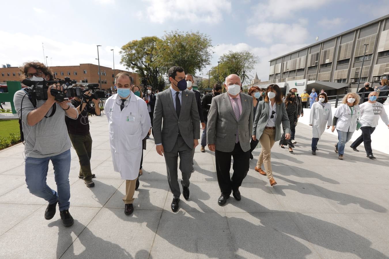 Visita de Juanma Moreno a las  nuevas dependencias del Hospital Universitario Virgen Macarena de Sevilla