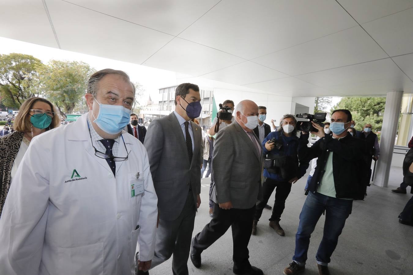 Visita de Juanma Moreno a las  nuevas dependencias del Hospital Universitario Virgen Macarena de Sevilla