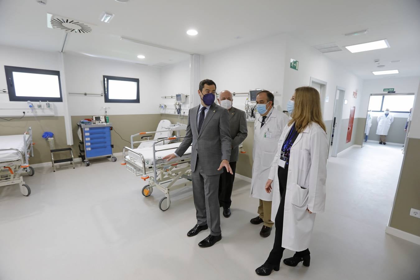 Visita de Juanma Moreno a las  nuevas dependencias del Hospital Universitario Virgen Macarena de Sevilla