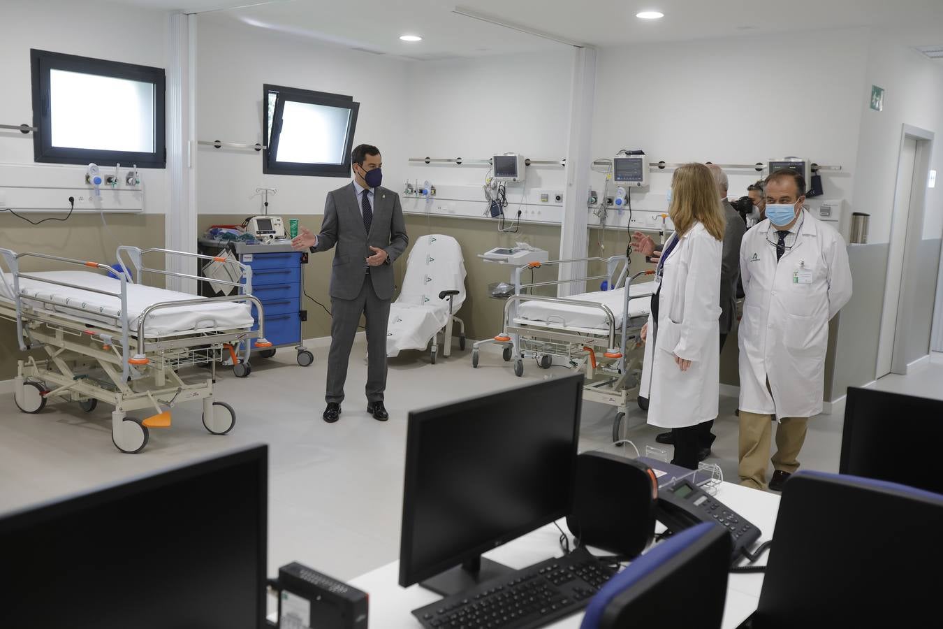 Visita de Juanma Moreno a las  nuevas dependencias del Hospital Universitario Virgen Macarena de Sevilla