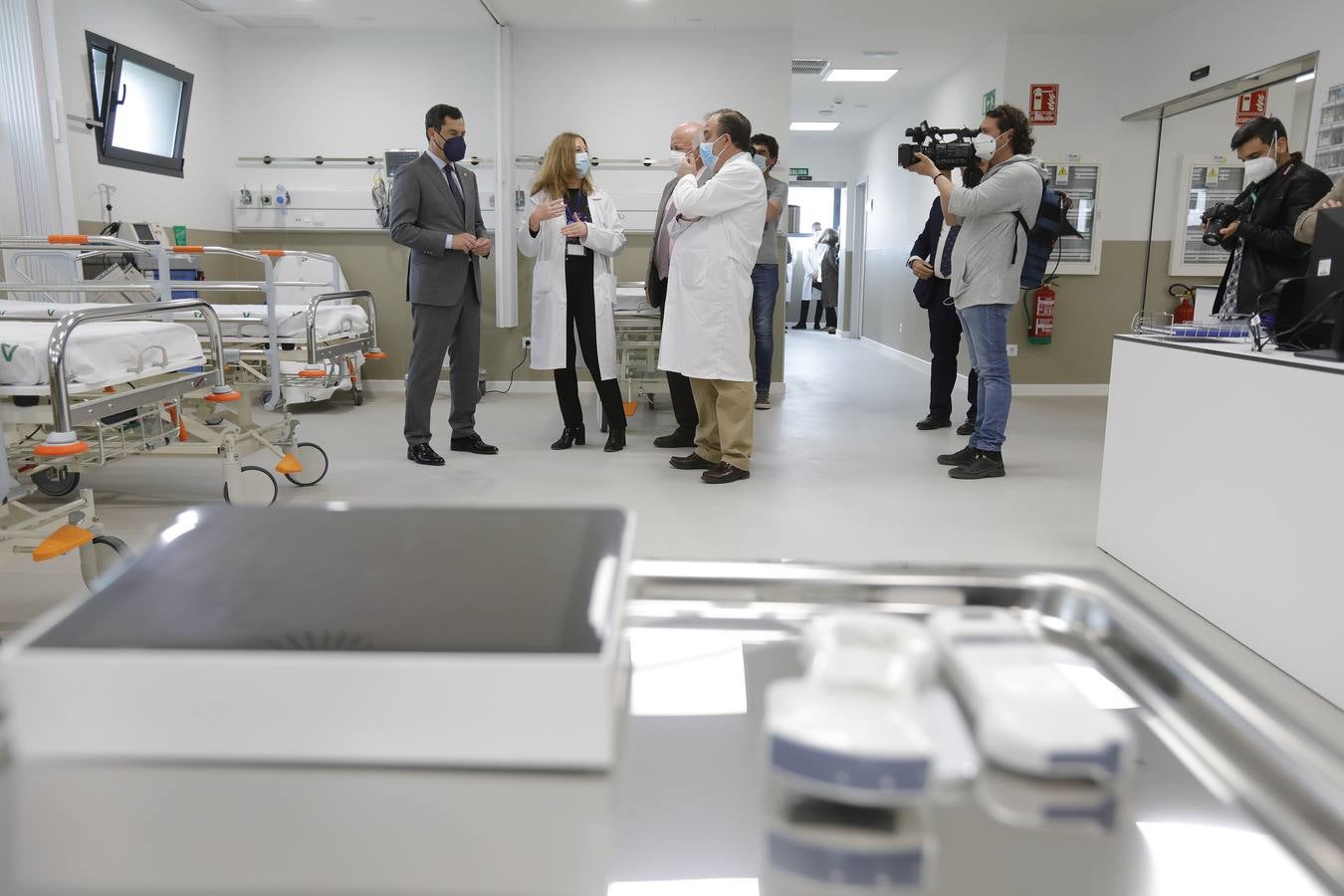 Visita de Juanma Moreno a las  nuevas dependencias del Hospital Universitario Virgen Macarena de Sevilla