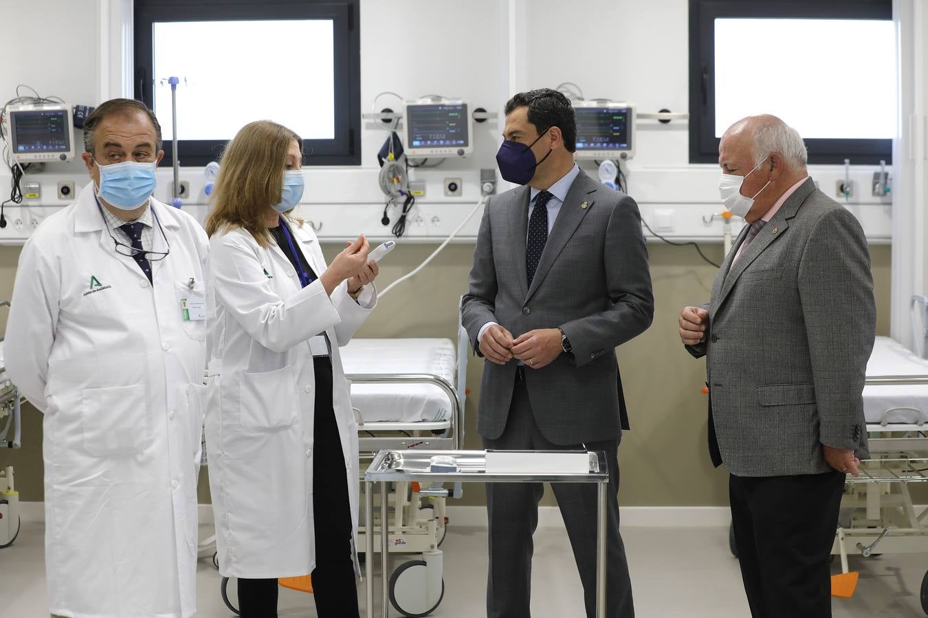 Visita de Juanma Moreno a las  nuevas dependencias del Hospital Universitario Virgen Macarena de Sevilla