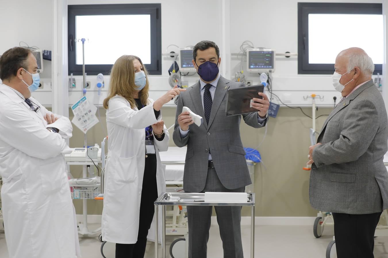 Visita de Juanma Moreno a las  nuevas dependencias del Hospital Universitario Virgen Macarena de Sevilla