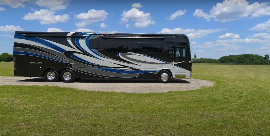 Así es la caravana de lujo inspirada en la Toscana. En lo que al ocio respecta, la pandemia y las restricciones han obligado a que se busquen alternativas seguras con las que poder seguir llevando una vida medianamente normal. De ahí que en este último año las vacaciones burbuja hayan sido un verdadero ‘boom’ en el sector del turismo. Para los millonarios la historia no cambia tanto, solo que en lugar de tener un presupuesto como el resto de los mortales, pueden permitirse adquirir un yate, isla o jet privado para viajar con seguridad. Los que prefieren moverse por tierra han encontrado en las caravanas un aliado cómodo que les proporciona esa independencia tan ansiada, y ese es uno de los motivos por los que en los últimos meses se han desarrollado de forma exponencial.