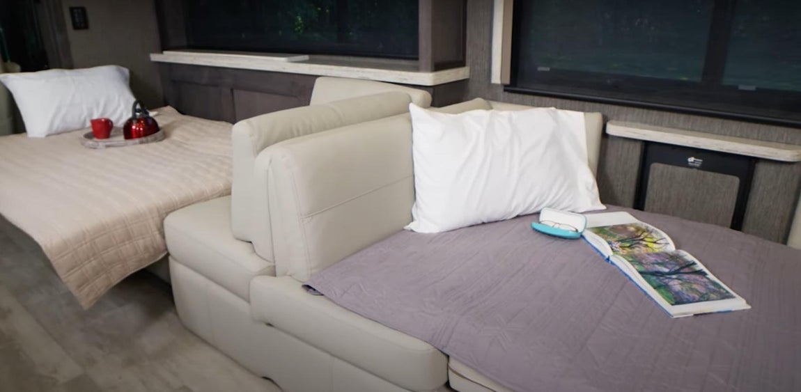 Así es la caravana de lujo inspirada en la Toscana. El salón incluye varios sofás que se pueden transformar en cómodas y amplias camas.