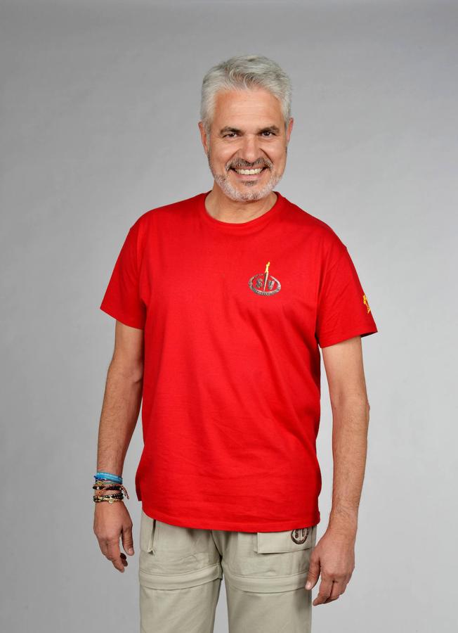 Agustín Bravo. Agustín Bravo (60 años) no es el primer presentador de televisión que se pasa al otro 'lado' de la escaleta –el de concursante– tras una menor presencia televisiva. Los últimos trabajos del cacereño han sido en canales autonómicos y locales, como Canal Sur –donde ha desarrollado gran parte de su carrera–, y como uno de los sustitutos de Carlos Herrera en COPE durante verano desde 2018. En 2016 se presentó al Congreso como diputado de Ciudadanos por Sevilla y en 2018 cocinó en el programa de Mediaset España 'Ven a cenar conmigo'.