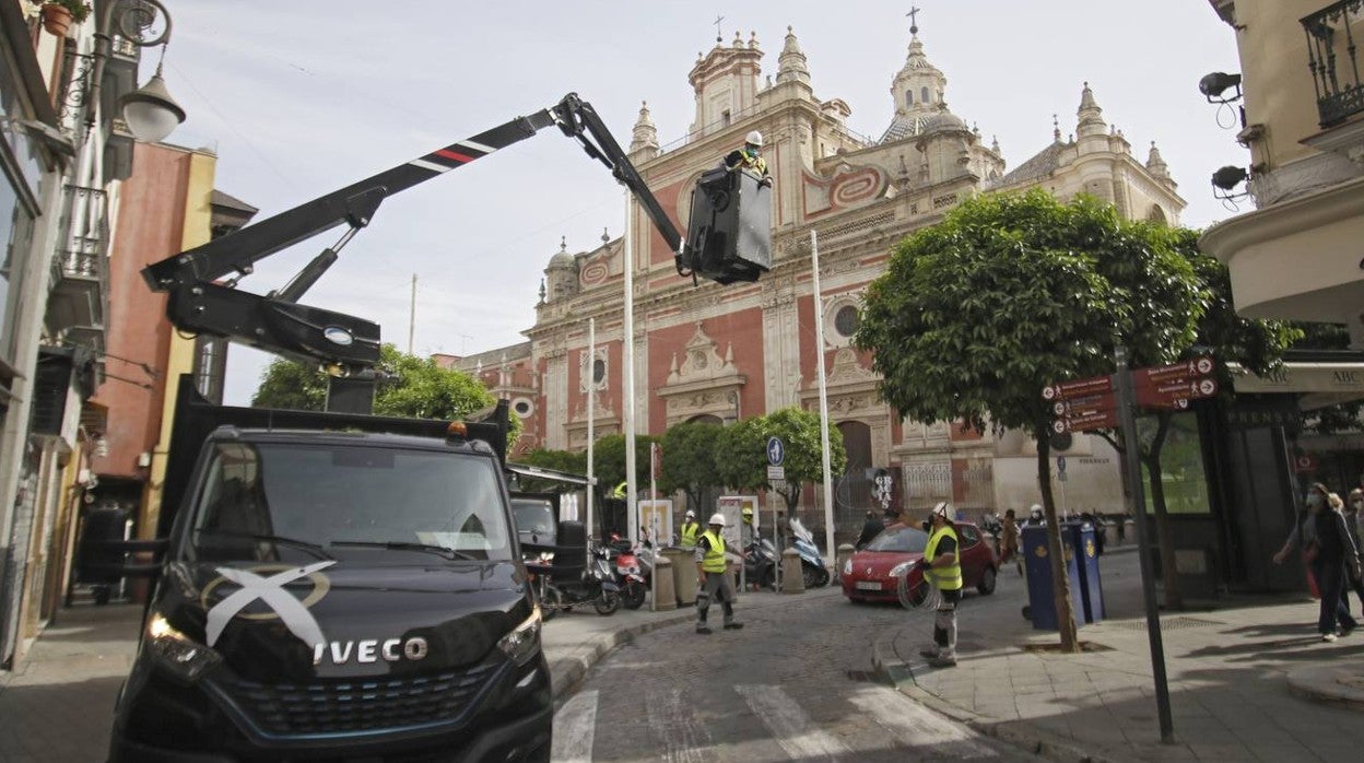 Comienza la instalación del alumbrado especial de &#039;Feria&#039; en el centro de Sevilla