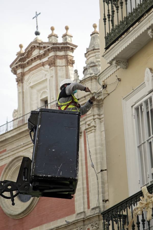 Instalación del alumbrado de 'Feria' en las calles y plazas del centro de Sevilla