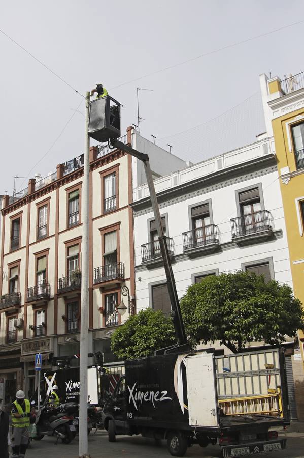 Instalación del alumbrado de 'Feria' en las calles y plazas del centro de Sevilla