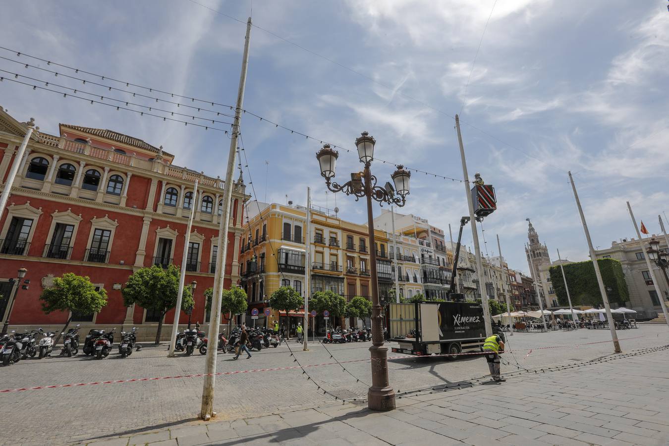 Montaje del alumbrado para 'Sevilla en abril' en las zonas del Centro