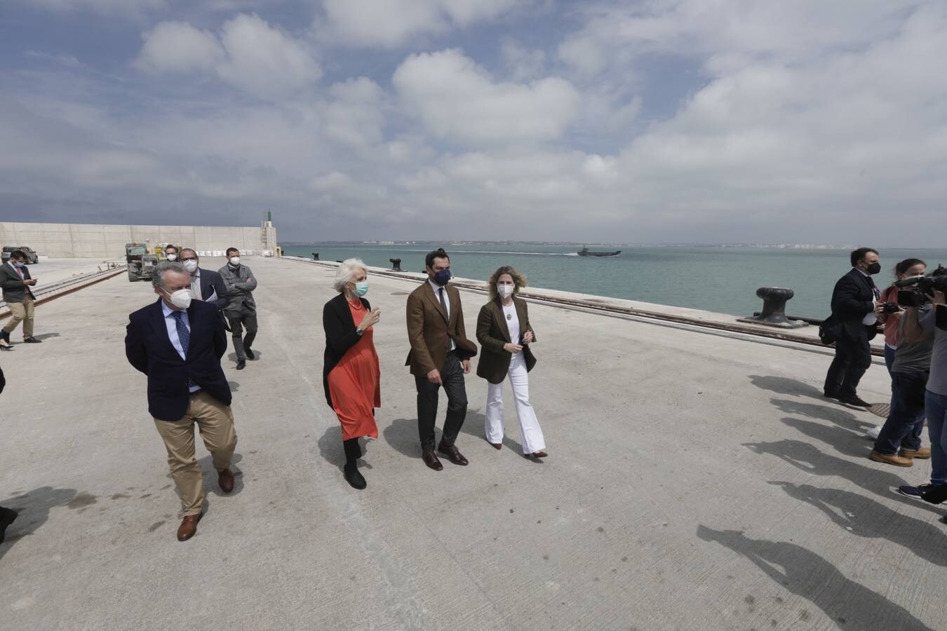 FOTOS: Juanma Moreno, el primer presidente de la Junta de Andalucía que visita el puerto de Cádiz