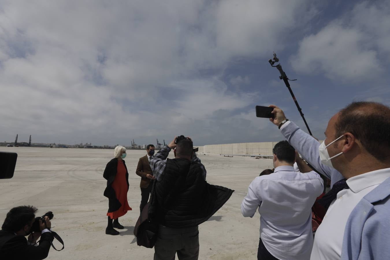 FOTOS: Juanma Moreno, el primer presidente de la Junta de Andalucía que visita el puerto de Cádiz