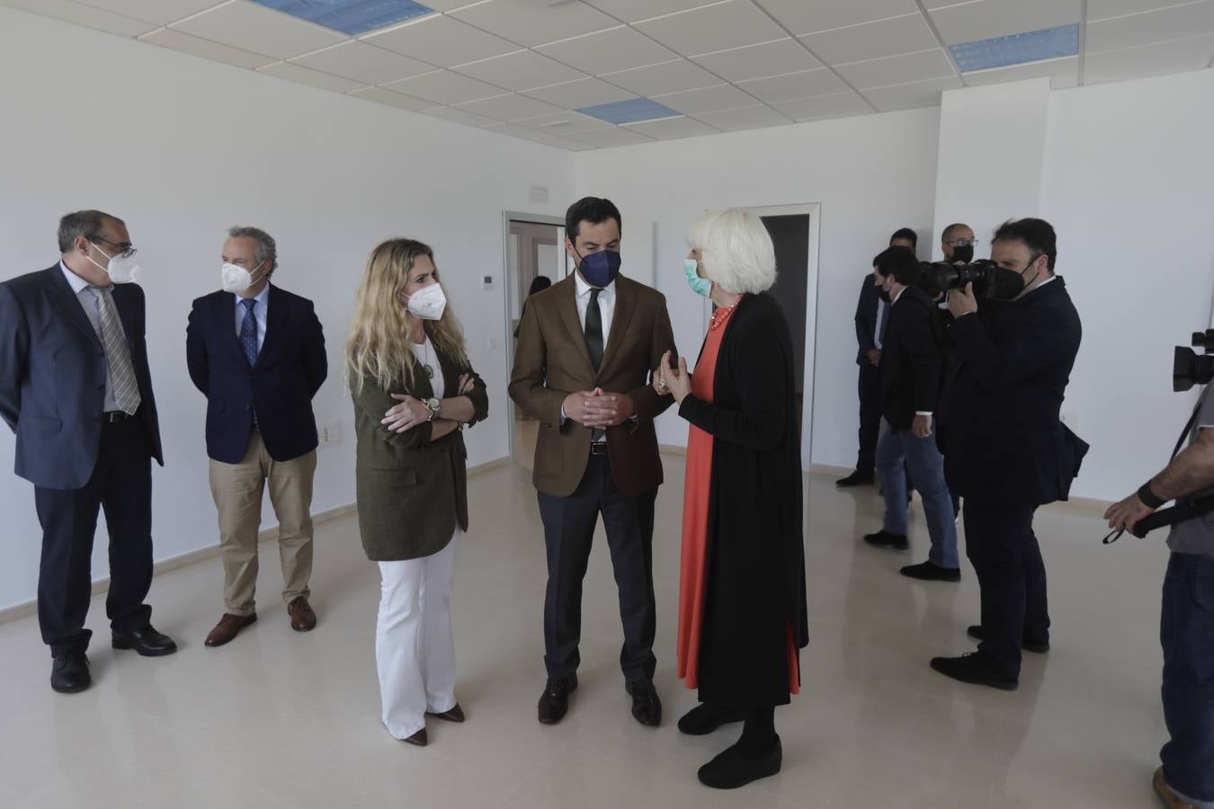 FOTOS: Juanma Moreno, el primer presidente de la Junta de Andalucía que visita el puerto de Cádiz