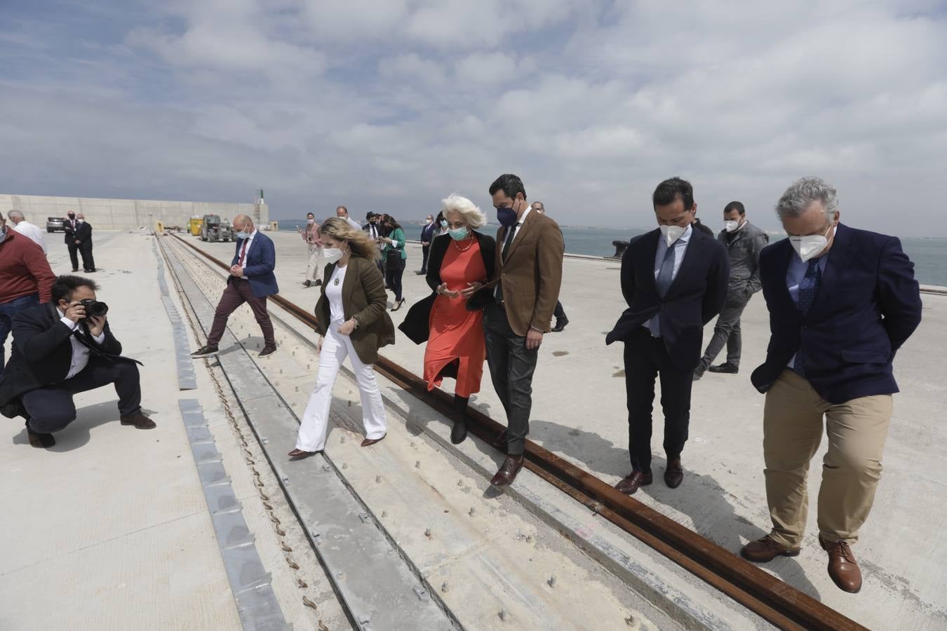 FOTOS: Juanma Moreno, el primer presidente de la Junta de Andalucía que visita el puerto de Cádiz