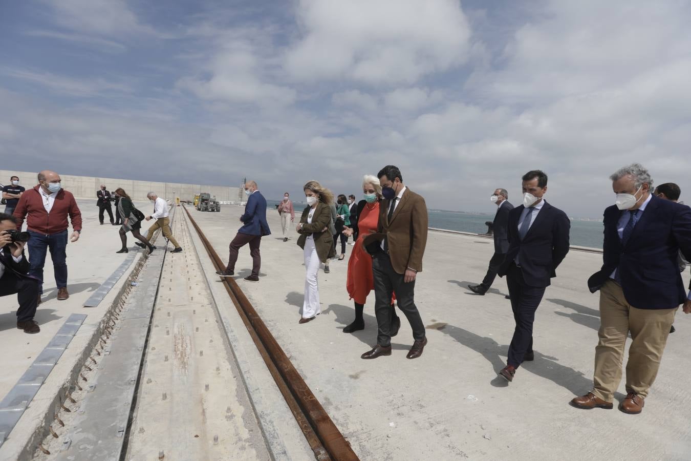 FOTOS: Juanma Moreno, el primer presidente de la Junta de Andalucía que visita el puerto de Cádiz