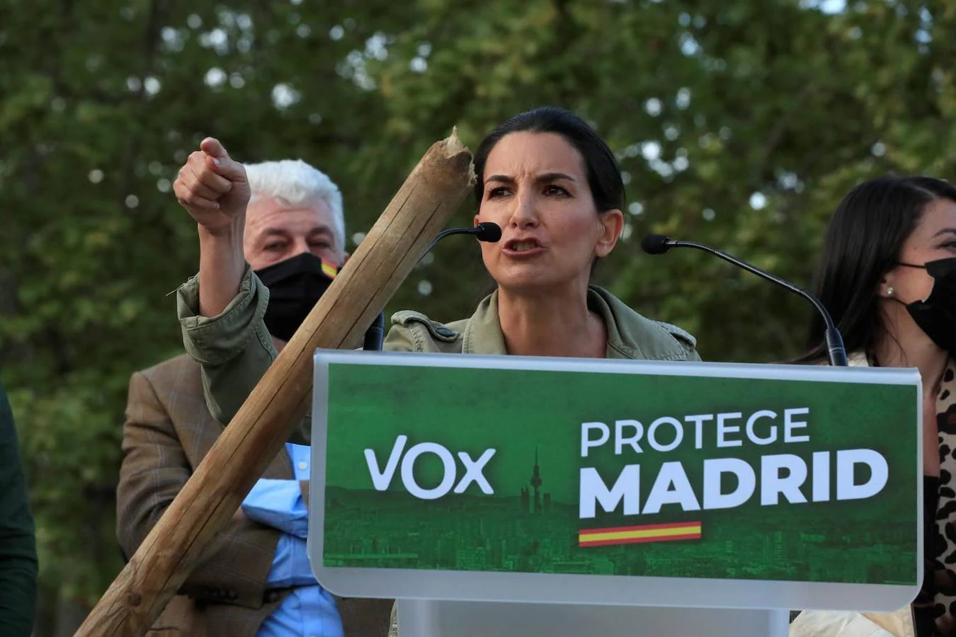 La candidata de Vox a las próximas elecciones en la Comunidad de Madrid, Rocío Monasterio, interviene durante un acto electoral junto al líder de la formación, Santiago Abascal. 
