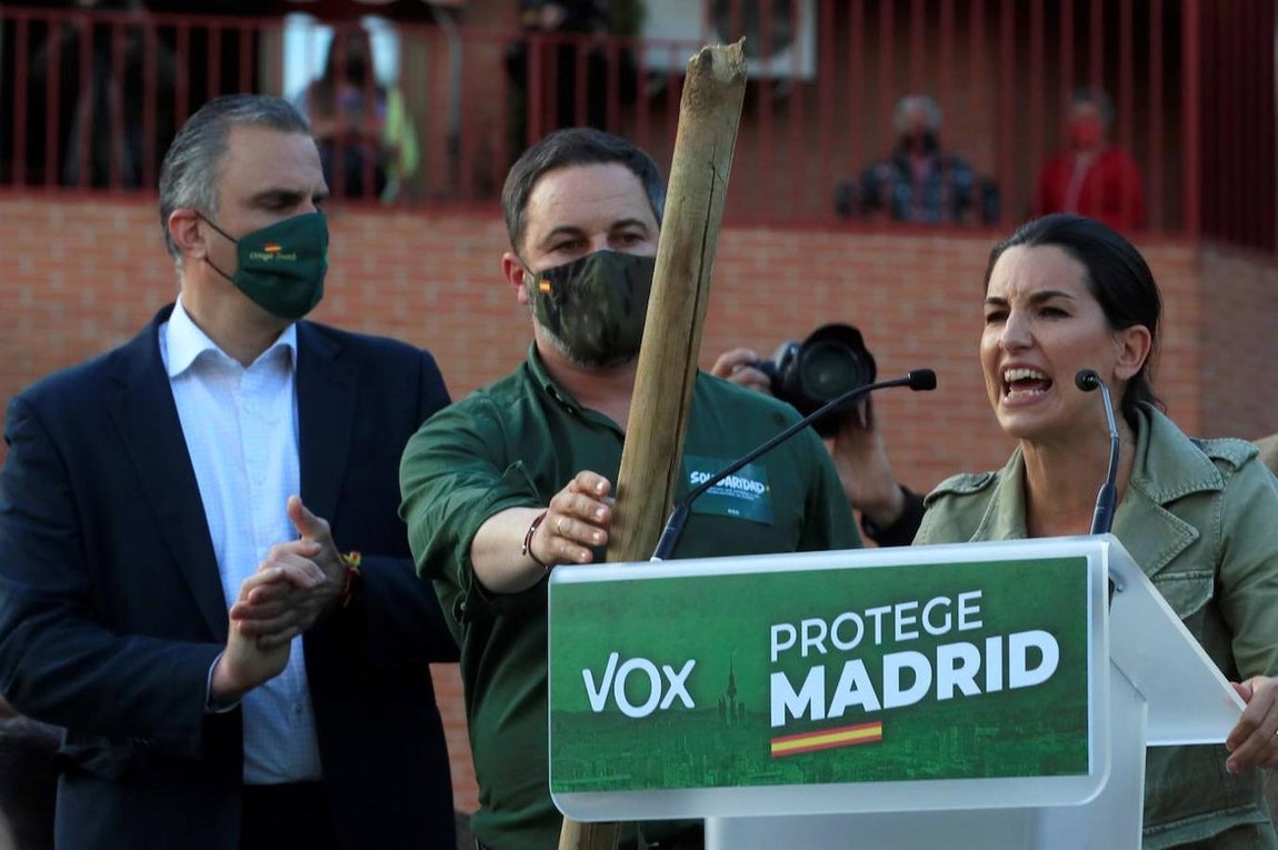 La candidata de Vox a las próximas elecciones en la Comunidad de Madrid, Rocío Monasterio (d), interviene durante un acto electoral junto al líder de la formación, Santiago Abascal (c), y el secretario general y portavoz en el Ayuntamiento de Madrid, Javier Ortega Smith (i). 
