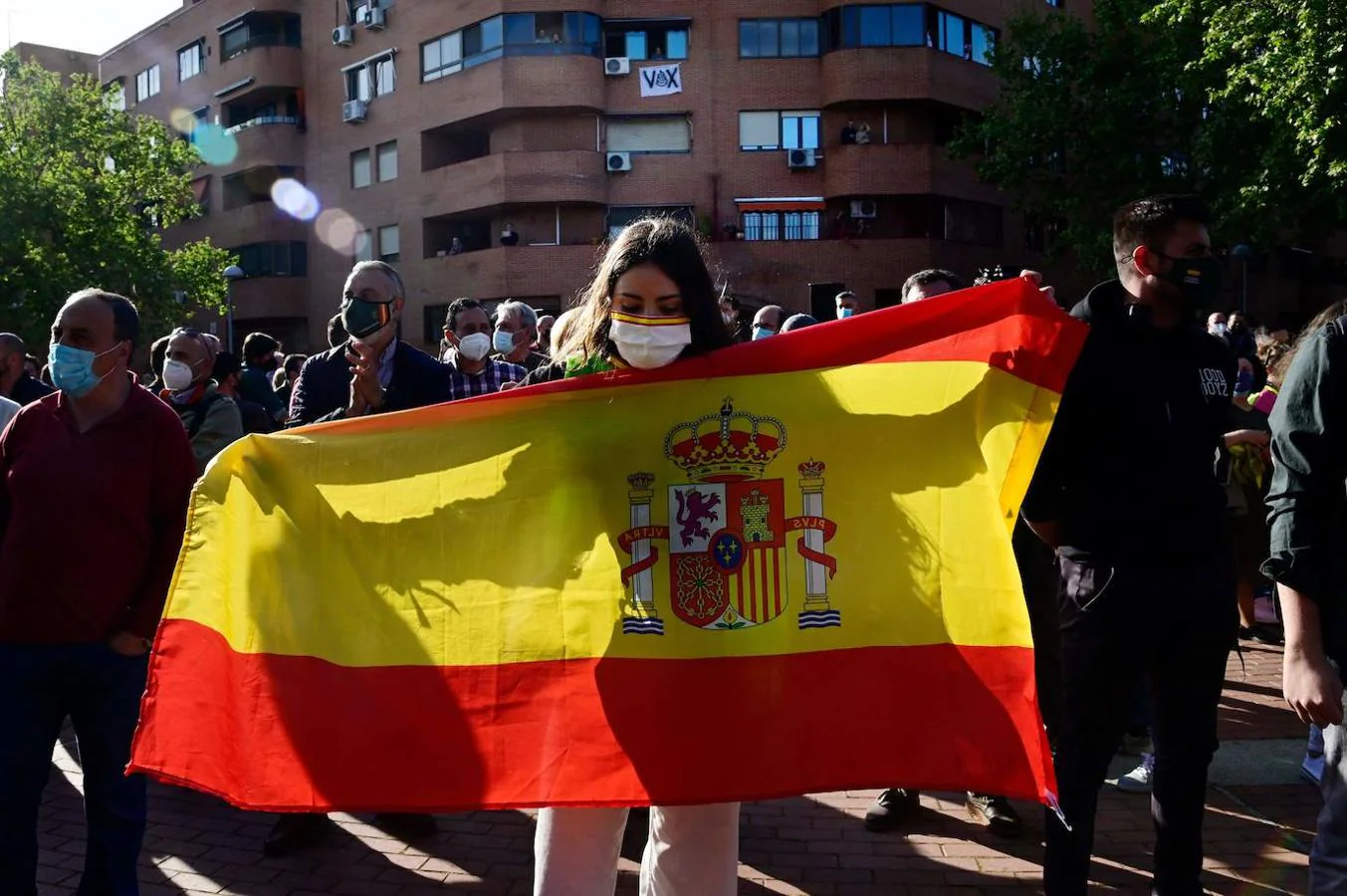 Una simpatizante de Vox sostiene una bandera de España durante la presentación de Rocío Monasterio como candidata del partido para las próximas elecciones en la Comunidad de Madrid. 