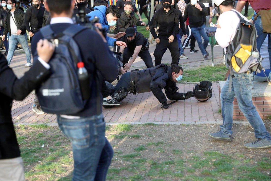 La Policía Nacional ha cargado contra los manifestantes congregados en Vallecas para protestar por el acto de precampaña de Vox, algunos de los cuales han lanzado botellas y otros objetos. 