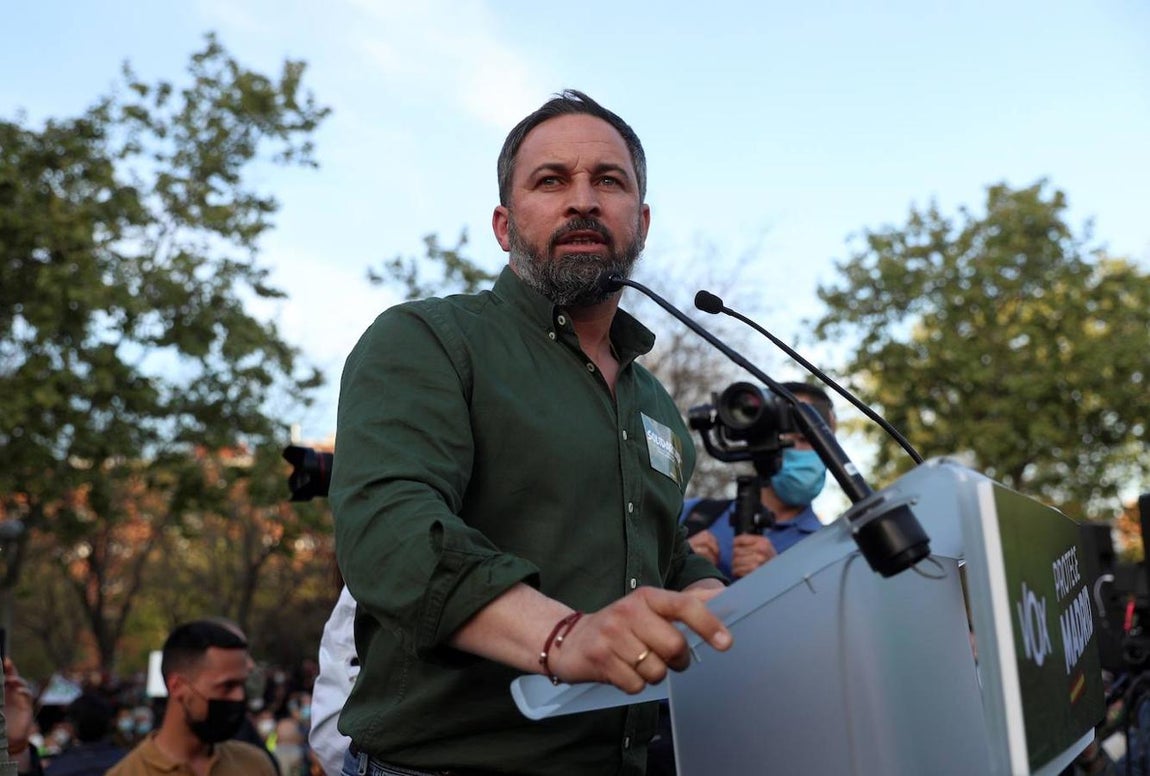 El líder de Vox, Santiago Abascal, interviene durante el acto de presentación de la candidatura de Rocío Monasterio para las próximas elecciones en la Comunidad de Madrid, este miércoles en el distrito de Puente de Vallecas. 