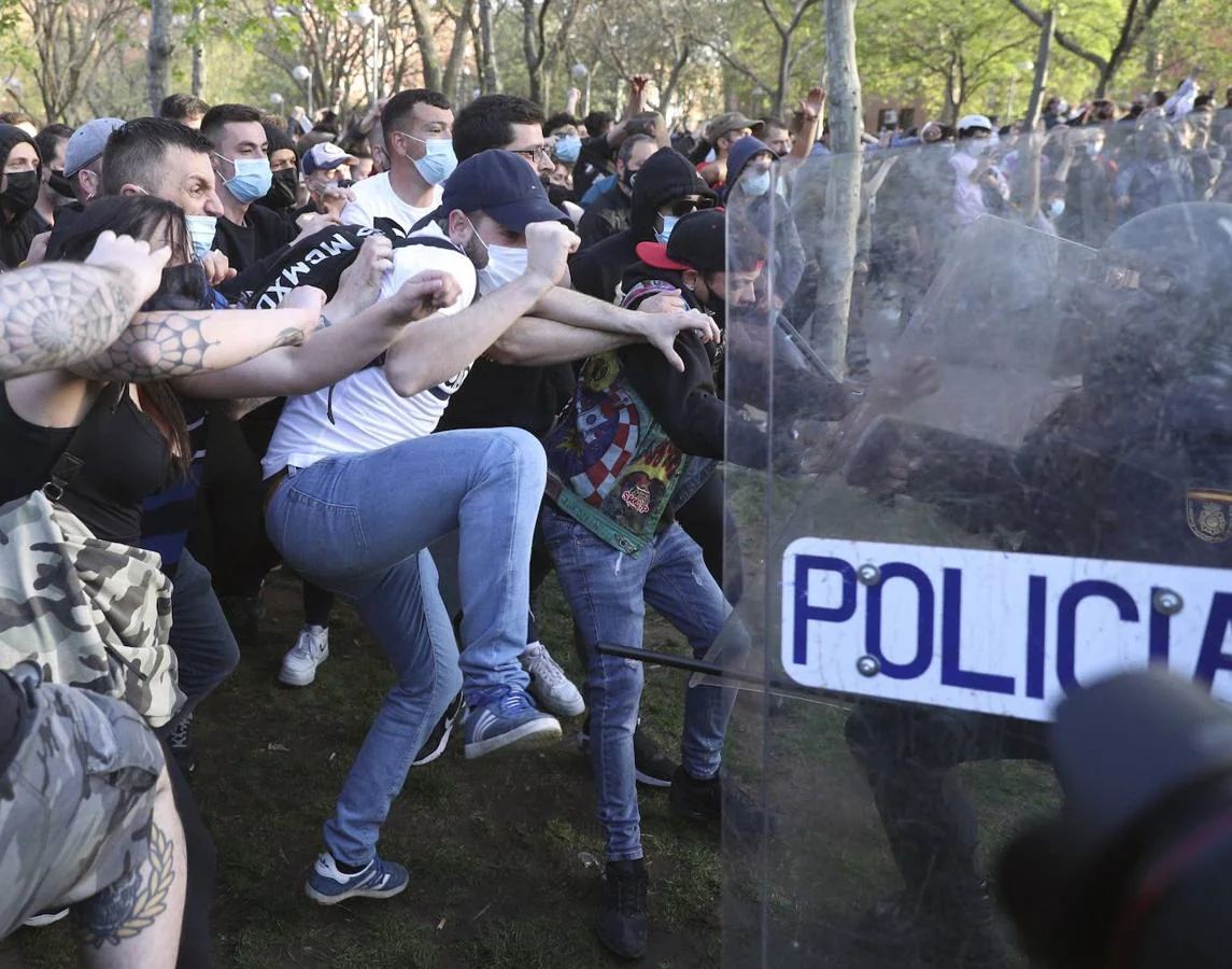 La Policía Nacional ha cargado contra los manifestantes congregados en Vallecas para protestar por el acto de precampaña de Vox. 