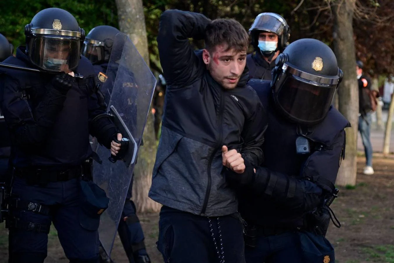 La policía detiene a un joven durante la manifestación contra la presentación de la candidatura de Vox en Vallecas. 