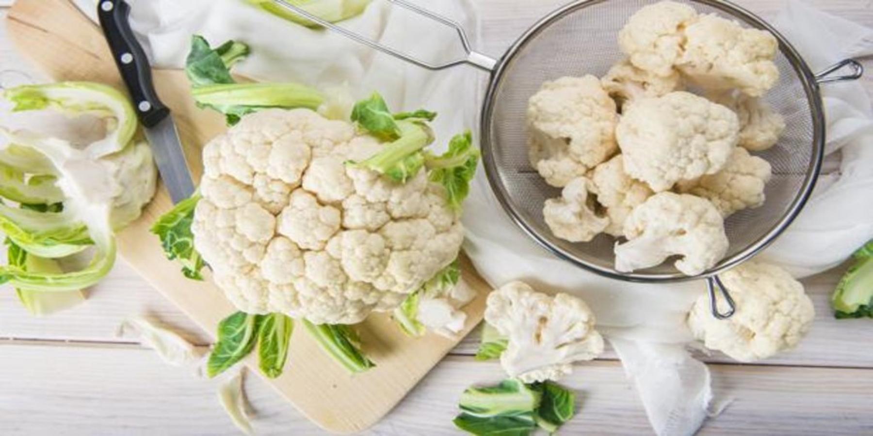 Coliflor. Tal y como sucede con los pistachos, aguacate o salmón, la coliflor también contribuye al crecimiento del cabello y de las uñas. Además, está compuesta de potasio y 49,4 mg de fósforo por cada 100 gramos de alimento.