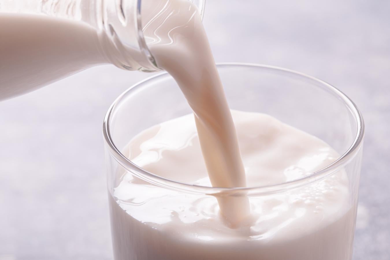 Leche. La leche contiene vitamina A y cabe destacar que fumar puede inhibir la absorción de esta vitamina, al igual que si se está tomando algún tipo de medicamento. La leche de cabra, por ejemplo, además de ayudar con la caída del pelo (tiene cerca de 40 mg de vitamina A por cada 100 gramos de leche), está cargada de calcio, según datos del BEDCA (Base de Datos Española de Composición de Alimentos).