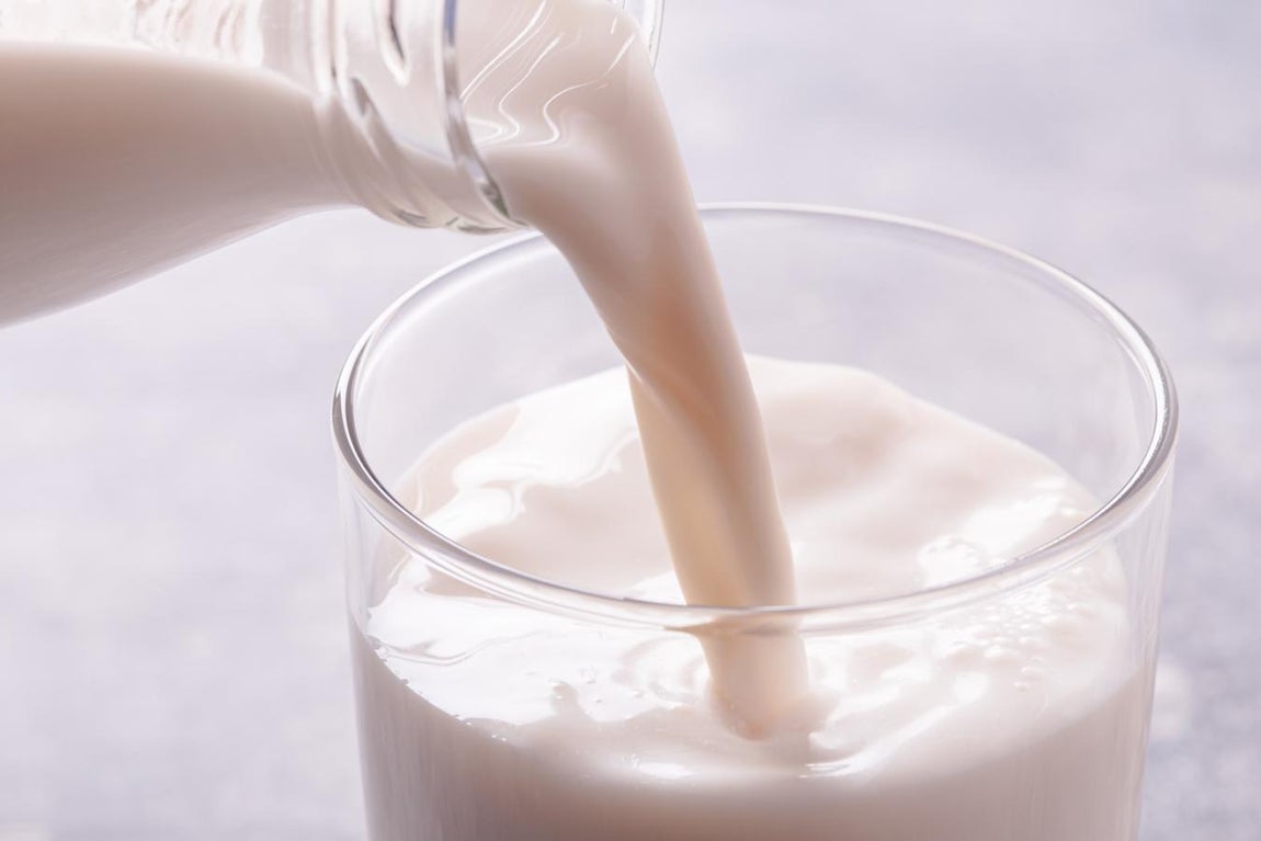 Leche. La leche contiene vitamina A y cabe destacar que fumar puede inhibir la absorción de esta vitamina, al igual que si se está tomando algún tipo de medicamento. La leche de cabra, por ejemplo, además de ayudar con la caída del pelo (tiene cerca de 40 mg de vitamina A por cada 100 gramos de leche), está cargada de calcio, según datos del BEDCA (Base de Datos Española de Composición de Alimentos).