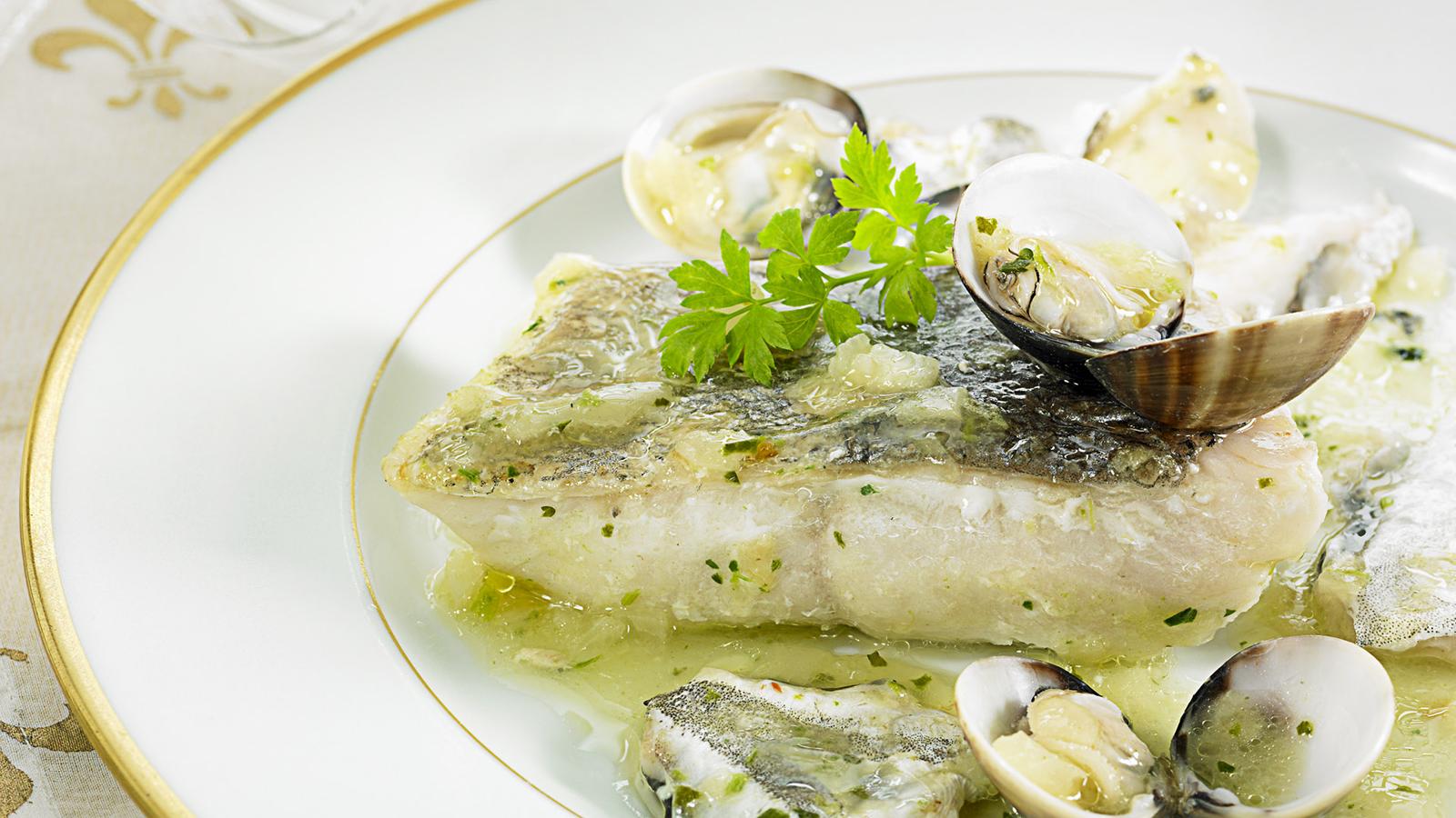 Merluza. La merluza es otro de los pescados que contiene cistina. Según informa la dermatóloga Diana Velázquez, este alimento puede contribuir a ese aporte de cistina.