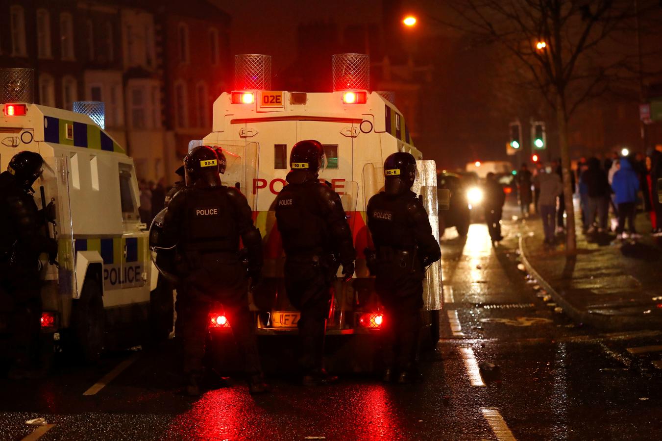 Choques entre policías y asaltantes en los disturbios de Irlanda del Norte