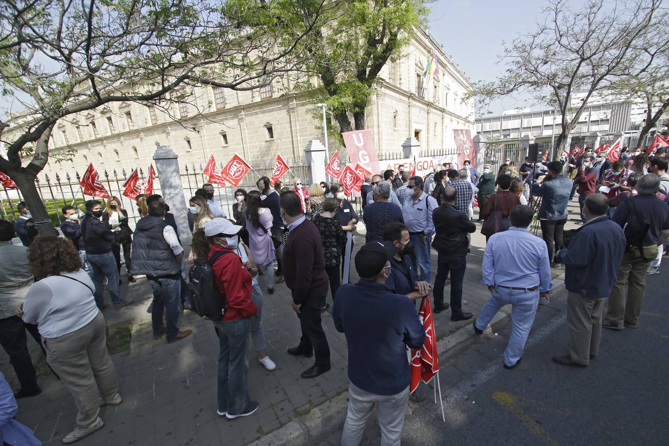 Concentración de los trabajadores de Abengoa delante del Parlamento de Andalucía