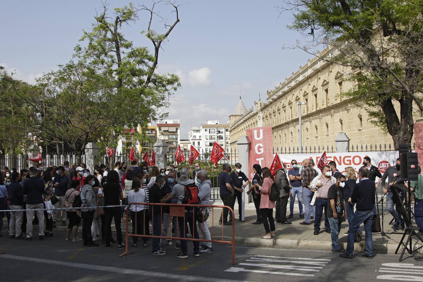 Concentración de los trabajadores de Abengoa delante del Parlamento de Andalucía