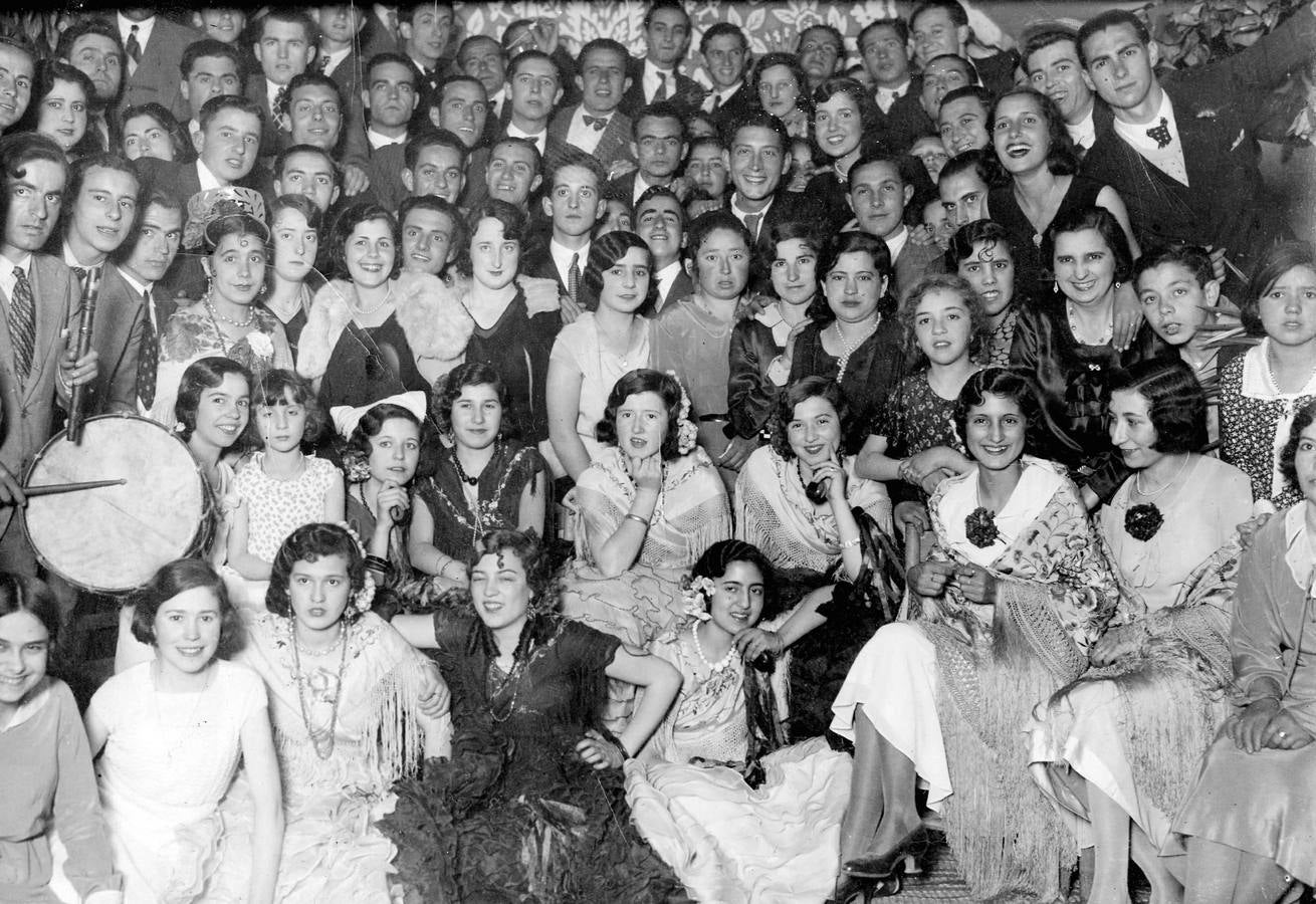 Ambiente en la caseta de Castilla la Vieja y León en la Feria de Abril de Sevilla de 1932