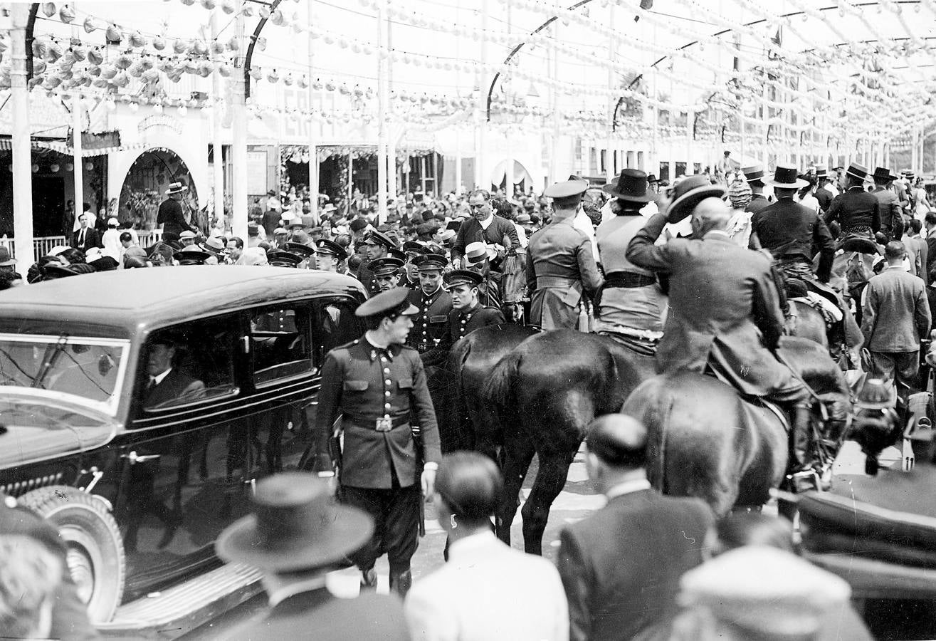 Caballistas rodean al coche del presidente de la República y al señor Companys durante la Feria de Abril de Sevilla de 1936