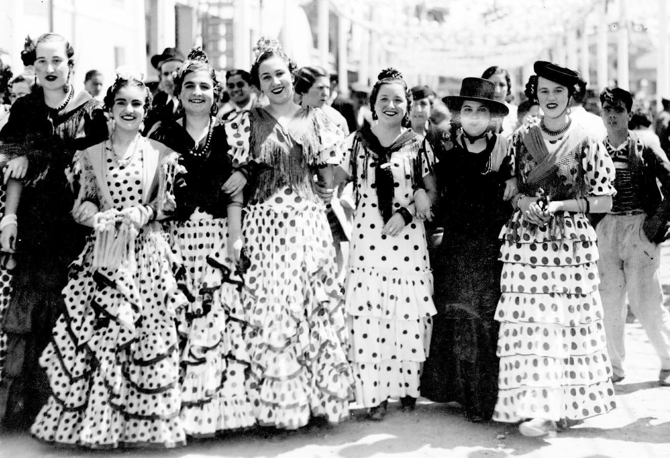 Grupo de señoritas pasean por la Feria de Abril de Sevilla de 1936