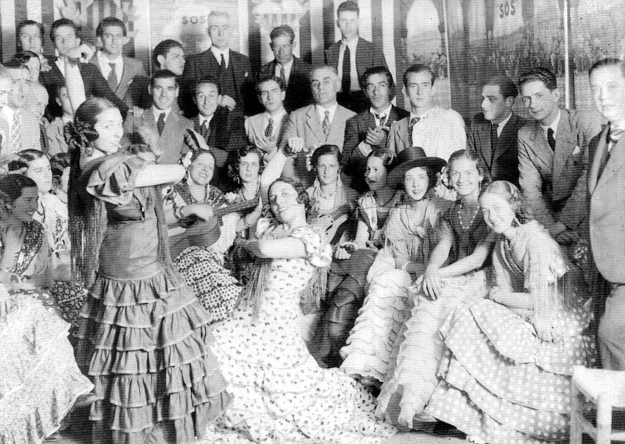 Baile por sevillanas en una barraca durante la Feria de Abril de Sevilla de 1934