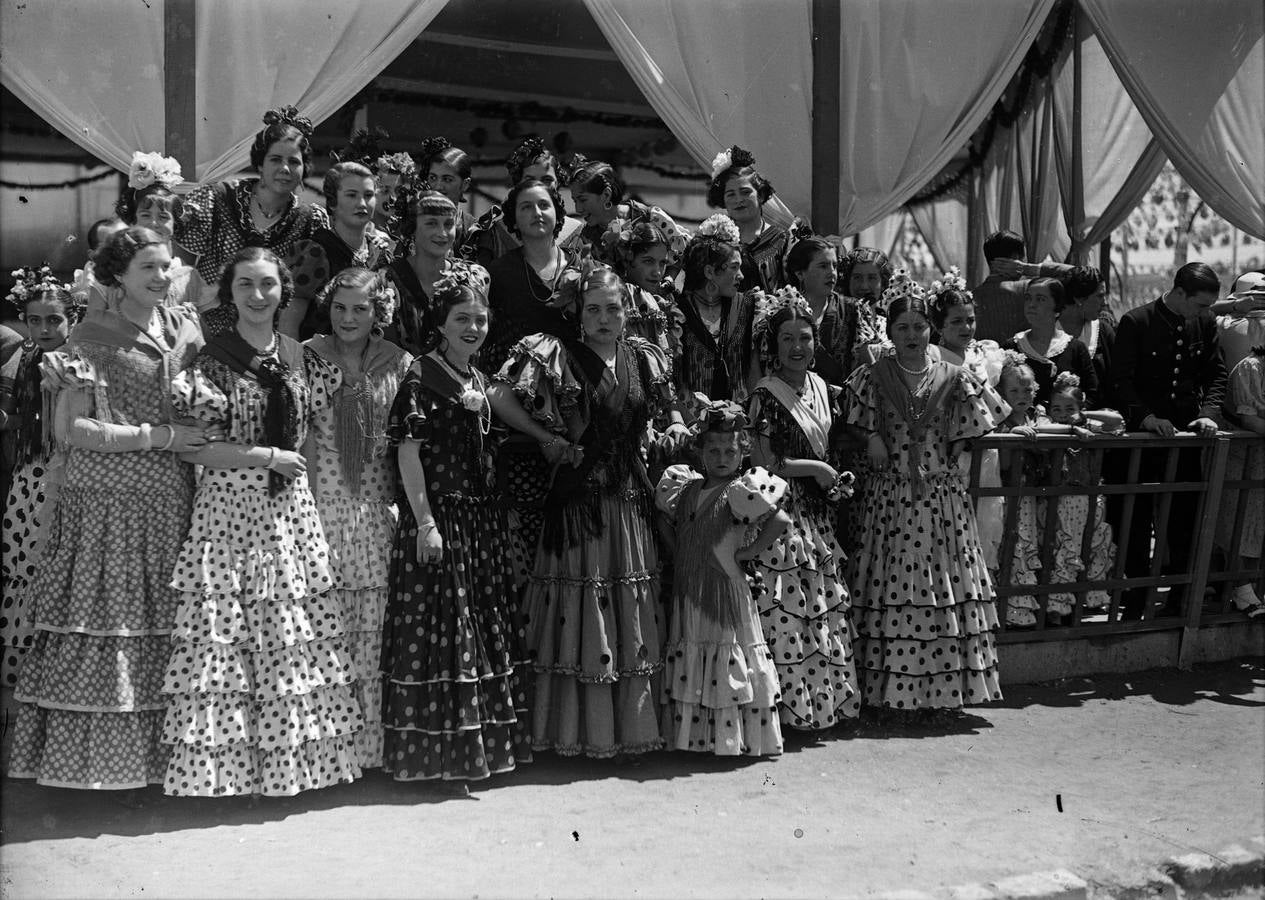 Mujeres vestidas con traje de gitana posando en la puerta de la caseta del Círculo de Labradores de la Feria de Abril de Sevilla de 1936