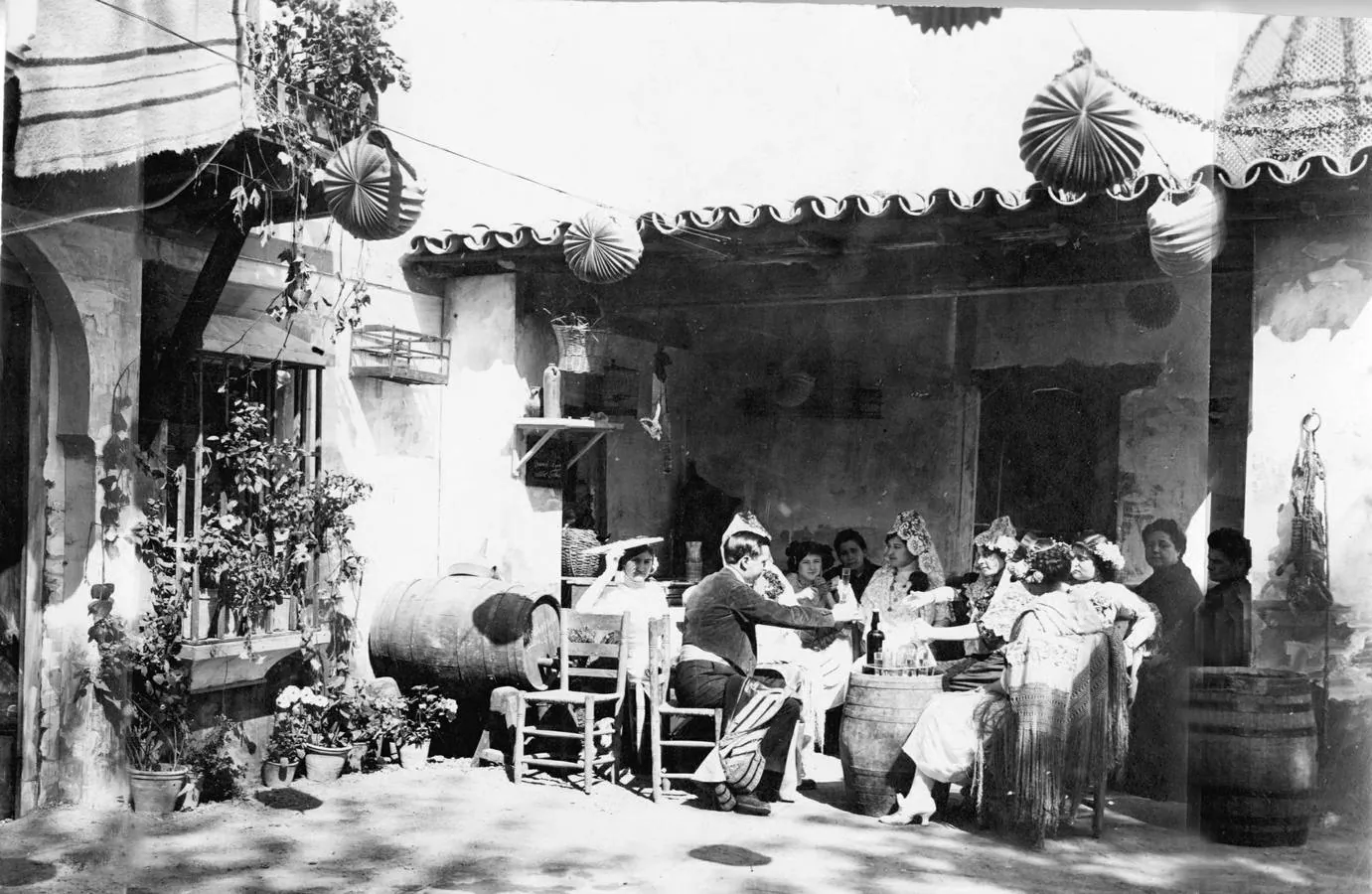 Fiesta flamenca en la caseta del Ateneo durante la Feria de Abril de Sevilla de 1929