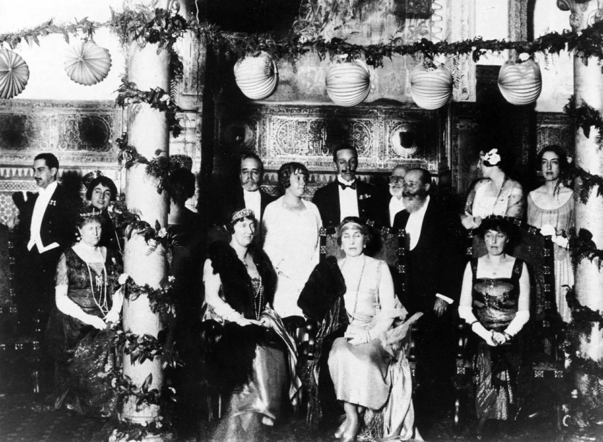 El Rey Alfonso XIII y la Reina Victoria Eugenia, además de las infantas Luisa e Isabel Alfonsa, en los salones del hotel Alfonso XIII durante la Feria de Abril de Sevilla de 1928